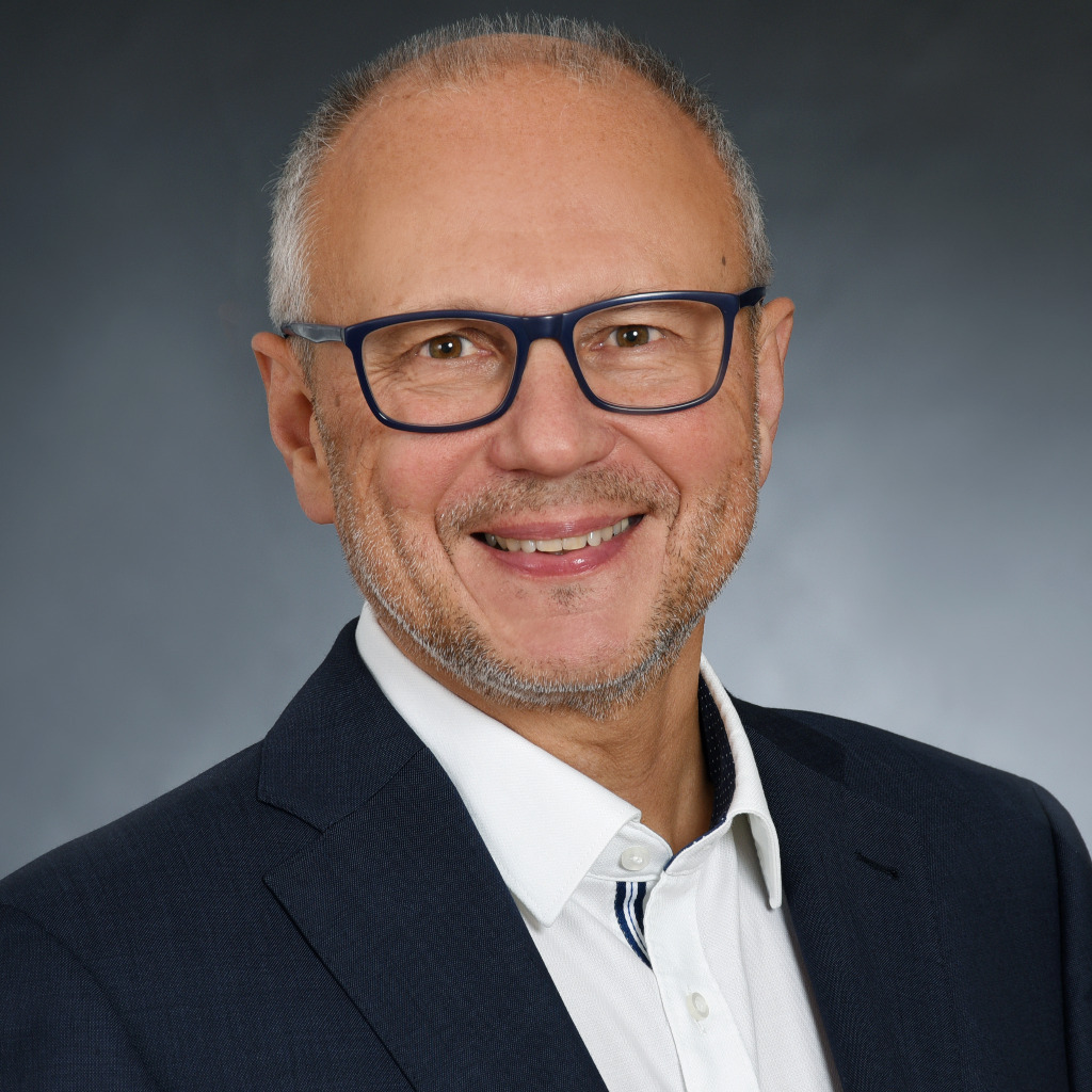 Dr. HansJuergen Hoene Vice President Produktion & Technik Catalysts
