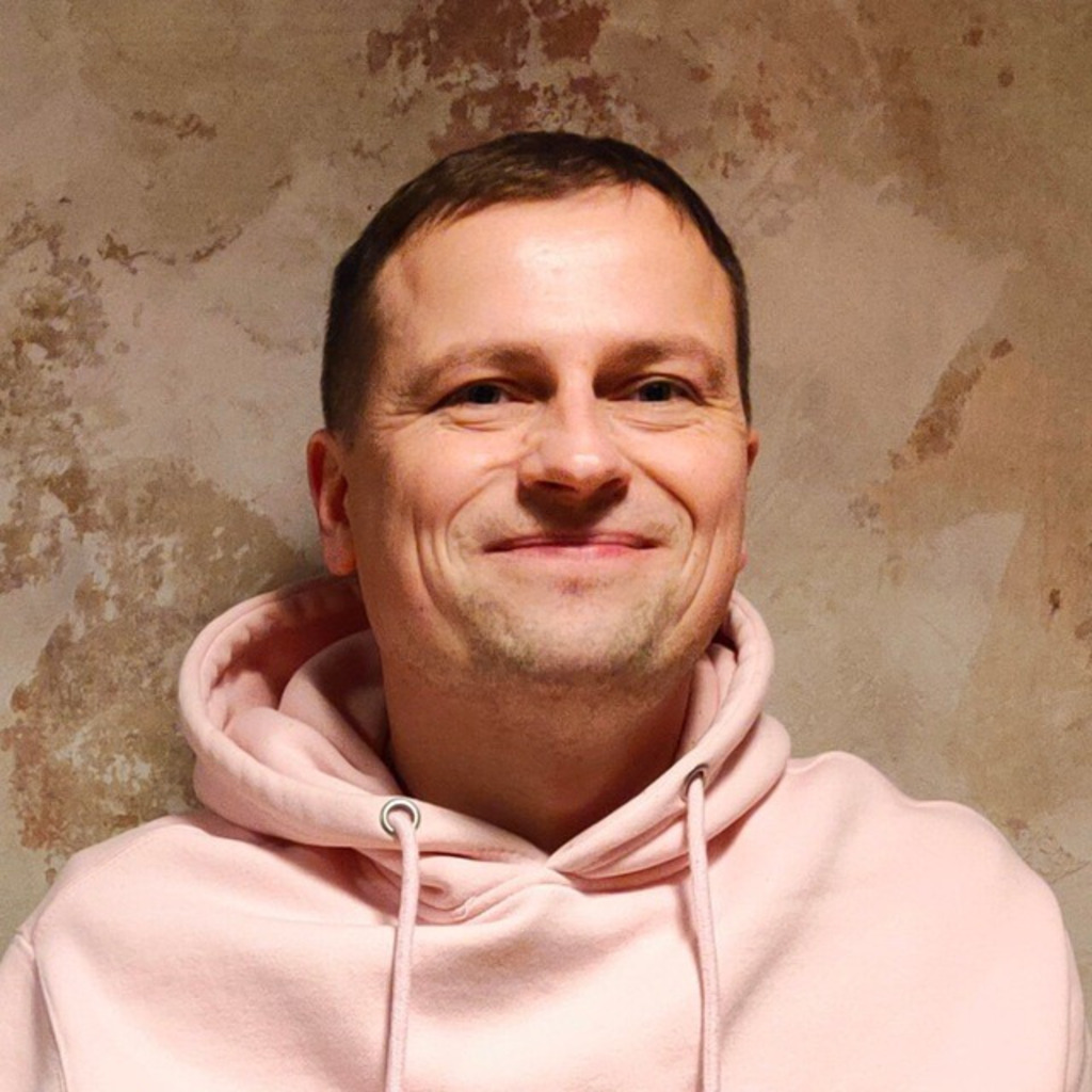 Yevhen Saienko Chief Executive Officer (CEO) Webmagic XING