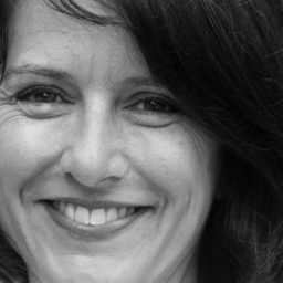Dr. Silvia Handrejk