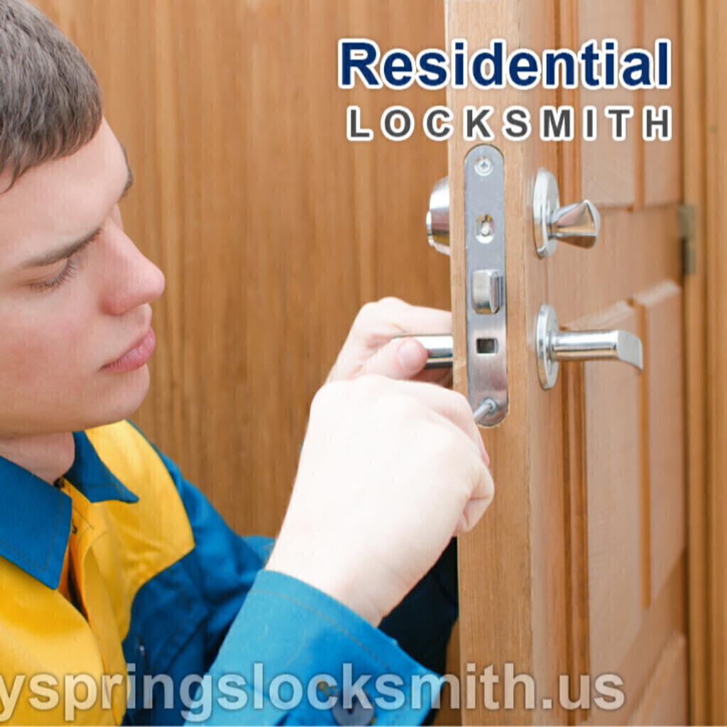 Замена замков сервис замков. Вскрытие замков. Замена замков сервис замков. The handyman repairing the door. Отверстие в двери входной под замок.