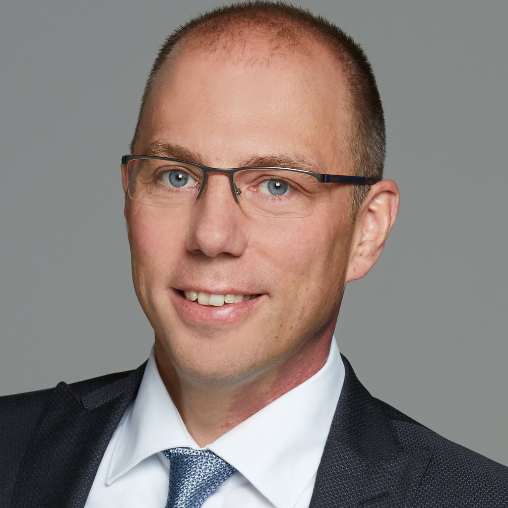 Dr. Florian Jurecka VicePresident SIMULIA R&D Dassault Systèmes XING