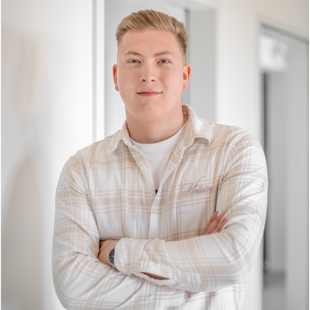 Lars Mertens Trainee Social Media Manager Brauerei C. & A. Veltins GmbH & Co. KG XING