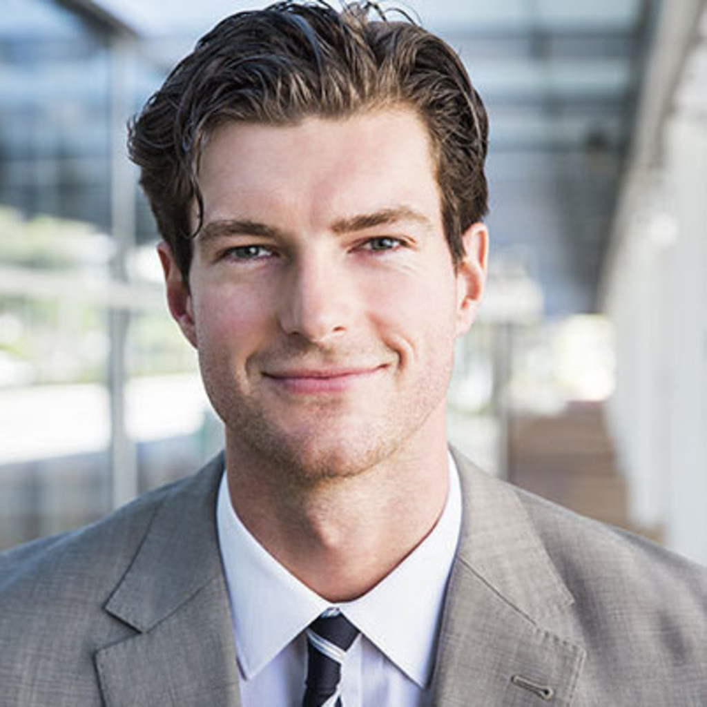 Wella sp men maxximum тоник против выпадения волос, 100 мл. Portrait casual business. Синий костюм с зеленым галстуком фото. Zhongshan suit. Professional for men.