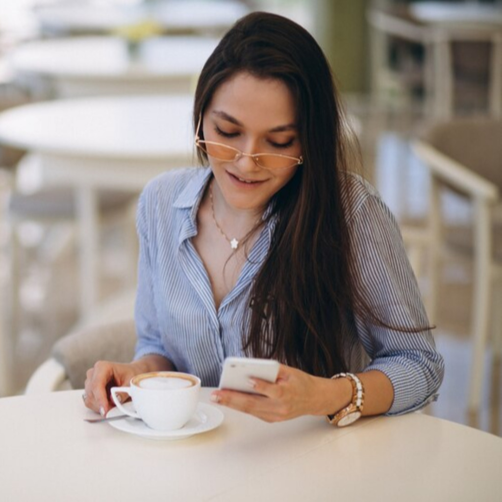 Kate Johnson Sales Manager FX Data Panel XING