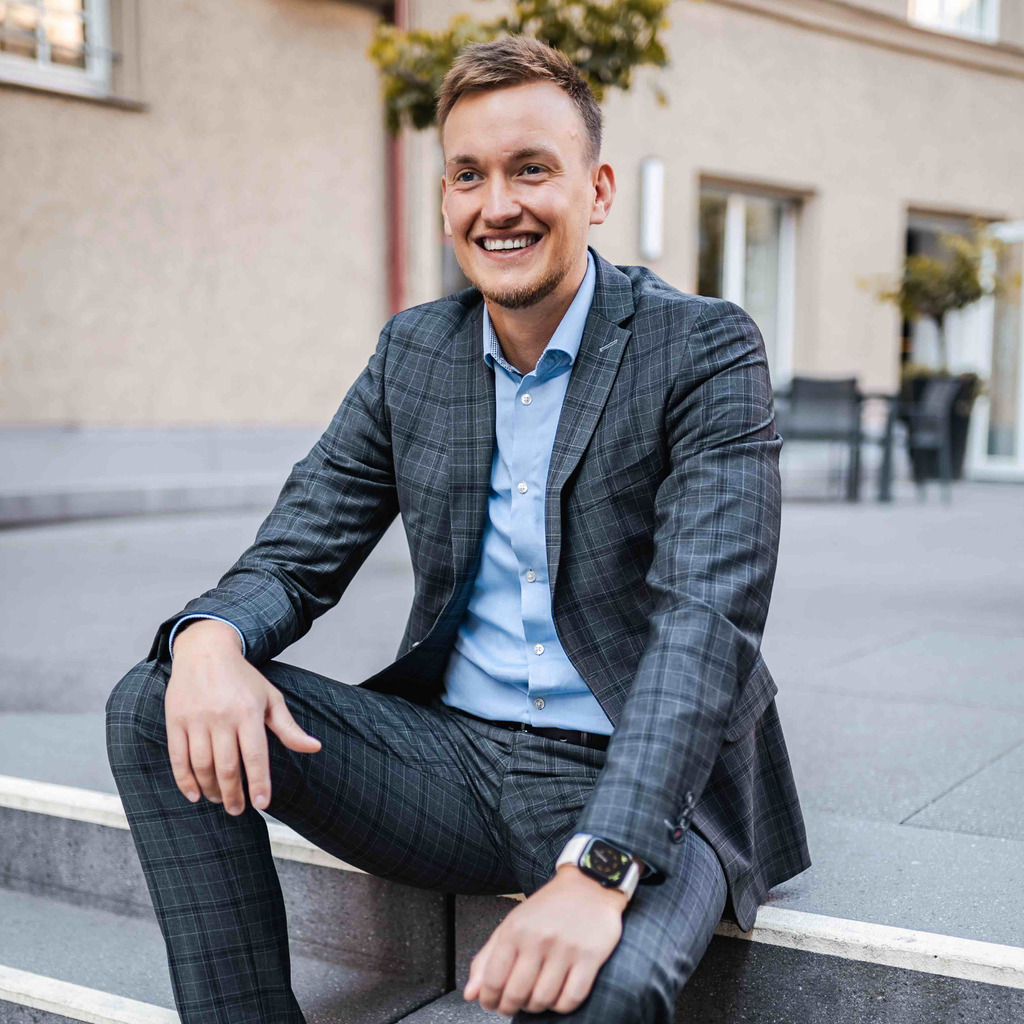 Dennis Handrick Projektmitarbeiter uniVersa Versicherungen XING