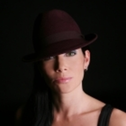 Adriana Zartl