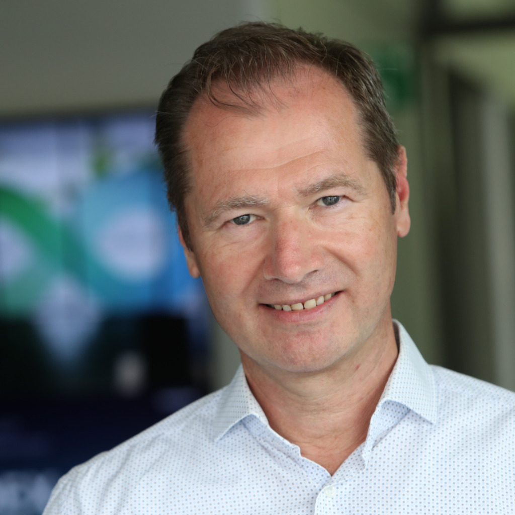 Robert Sarcevic Vice President Communication Services SIEMENS XING