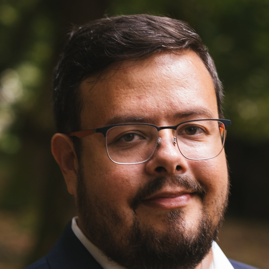 Luis Manuel Vaca Benitez Technology Consultant SALT AND PEPPER