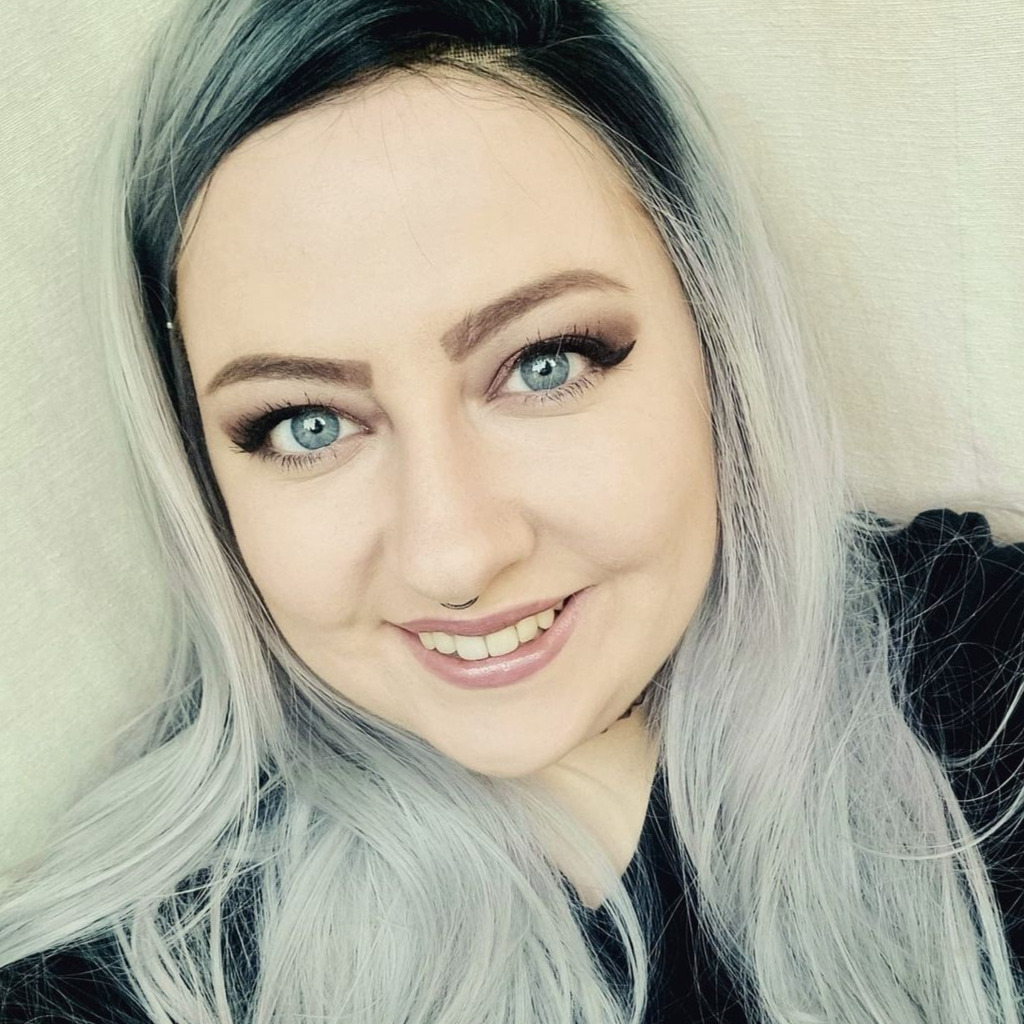 Ashley-Nicolle MacDonald - Content Creator - Twitch | XING