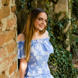 Bettina Szőke