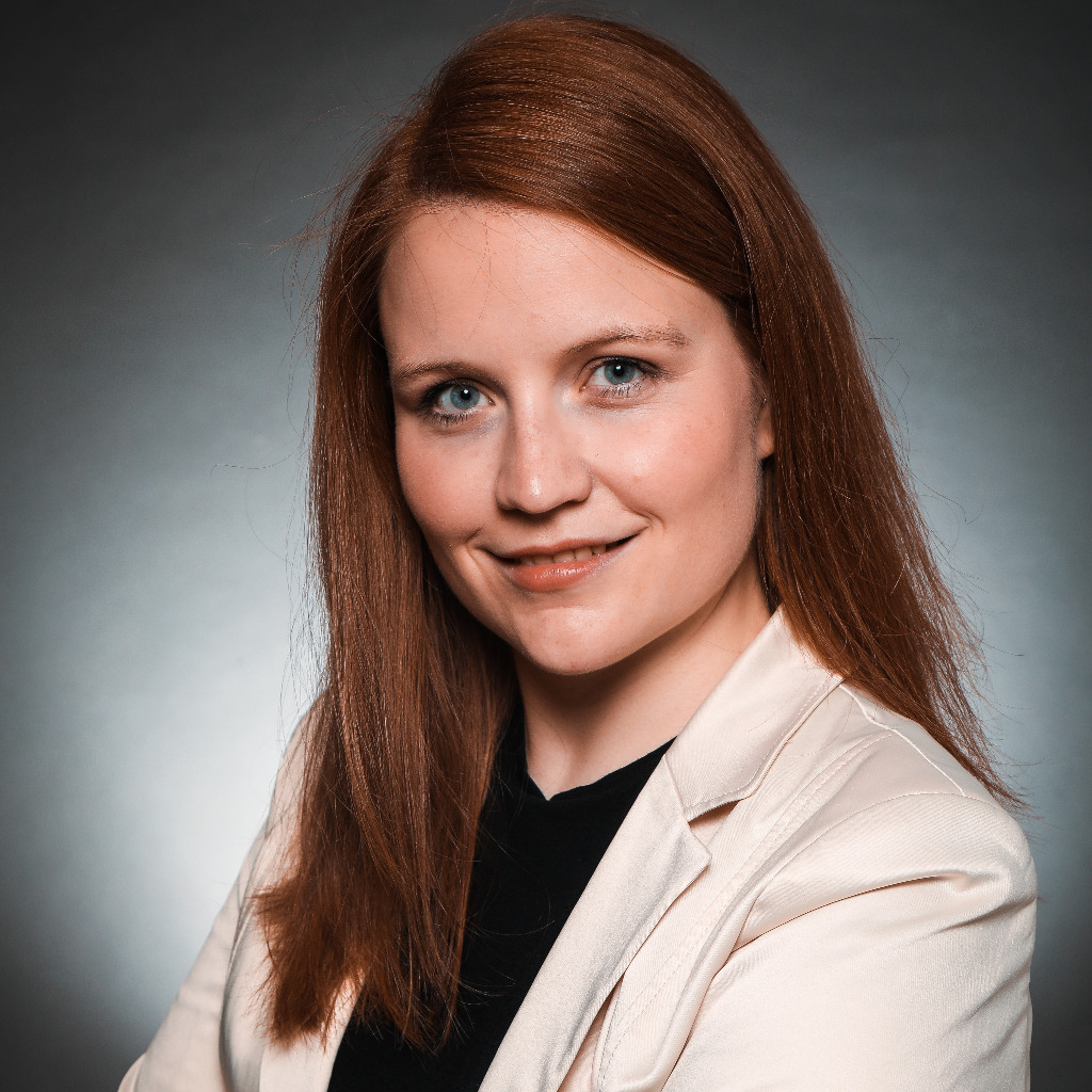 Claudia Fischer Management Consultant Accenture XING