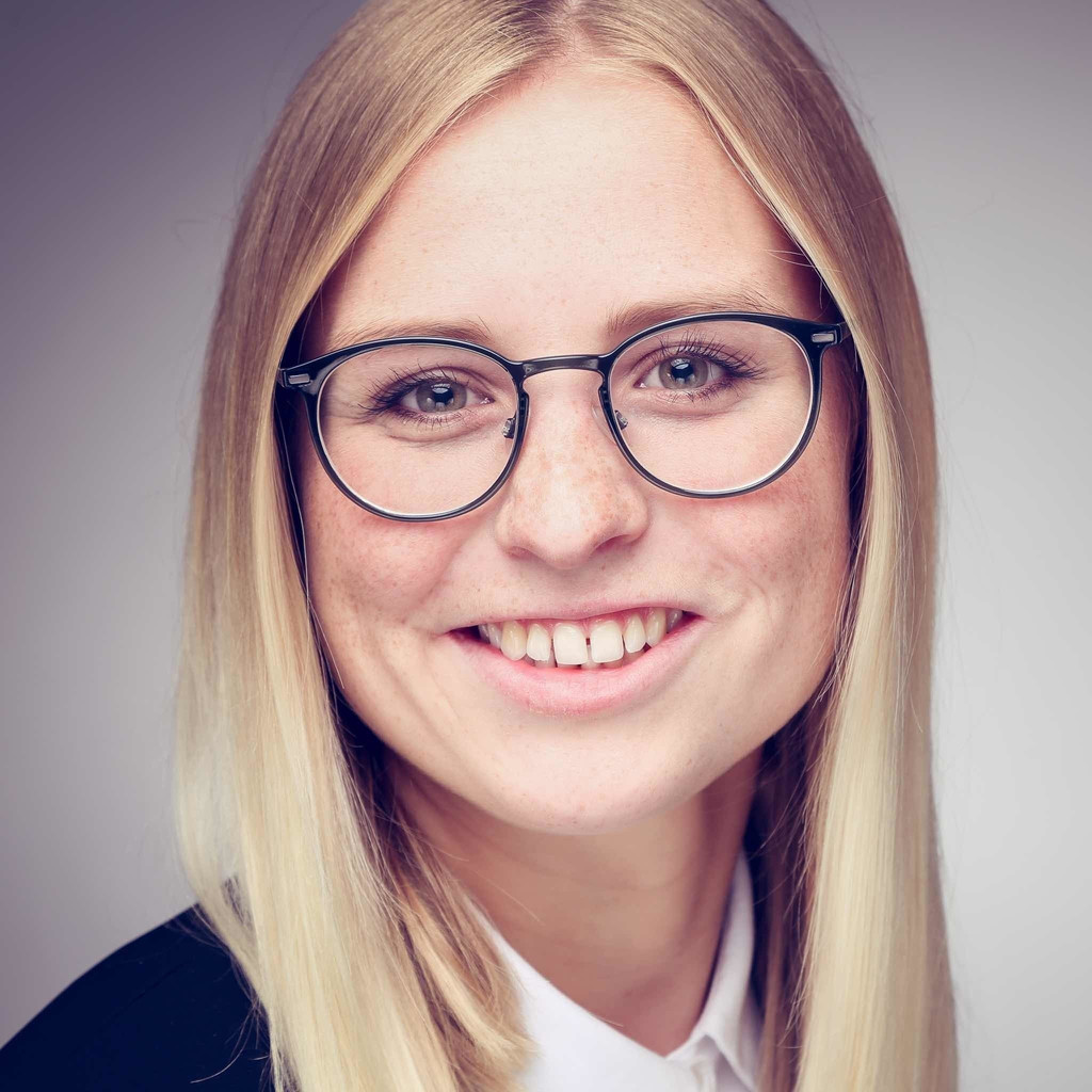 joelle-breker-brand-specialist-amazon-xing