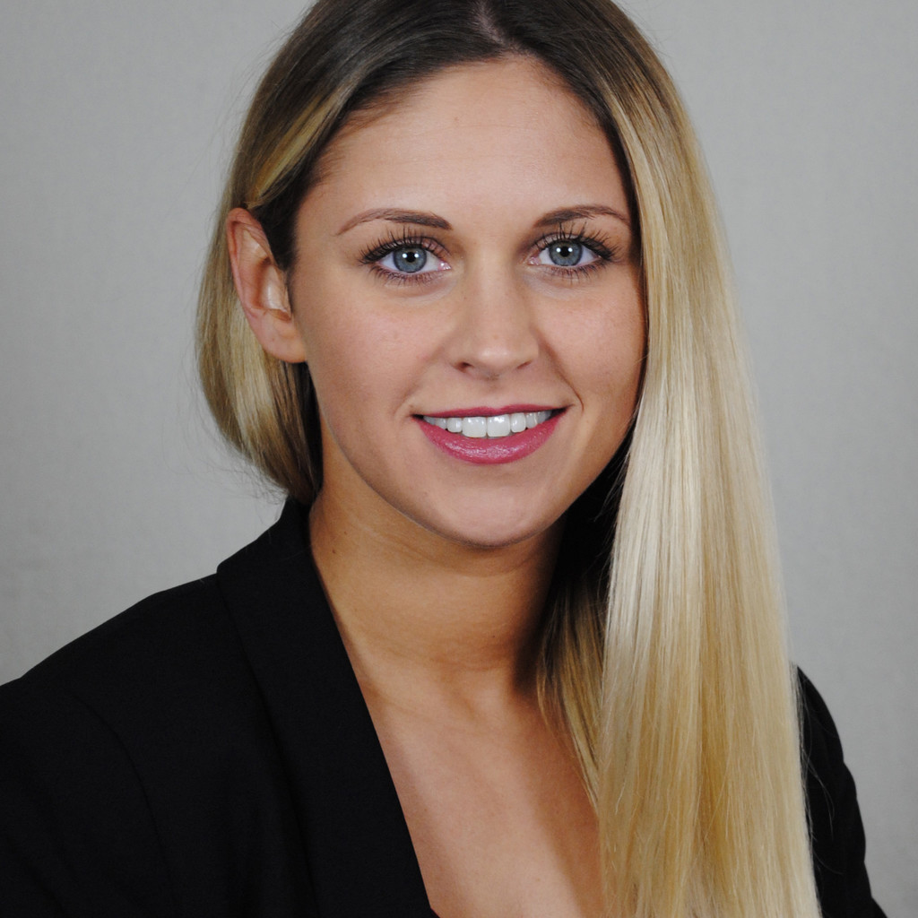 Janina Wallfaß Kundenberaterin impuls Finanzmanagement AG XING