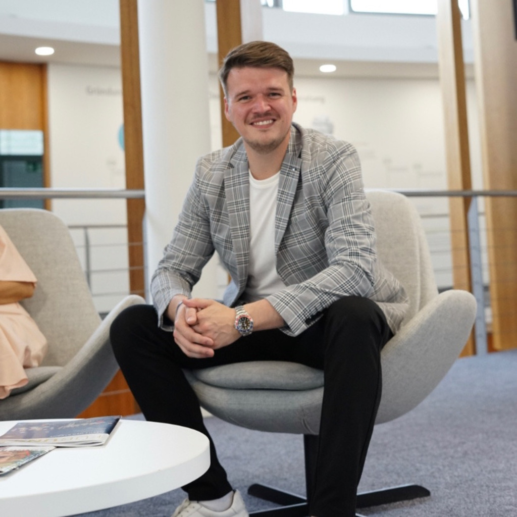 Tim Sechtem Geschäftsstellenleiter Deutsche Vermögensberatung XING