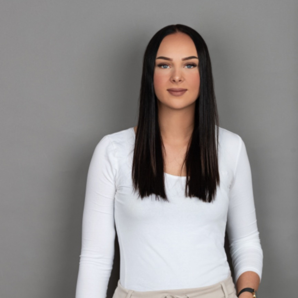 Emilia Perlmann Kauffrau für Versicherungen und Finanzen