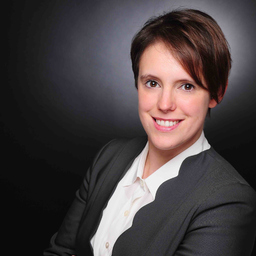 Dr. Julia Knifka
