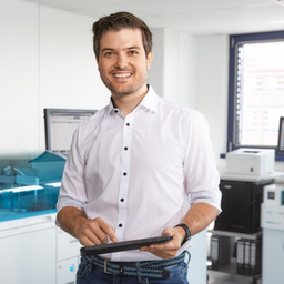 Dr. Julian Roos