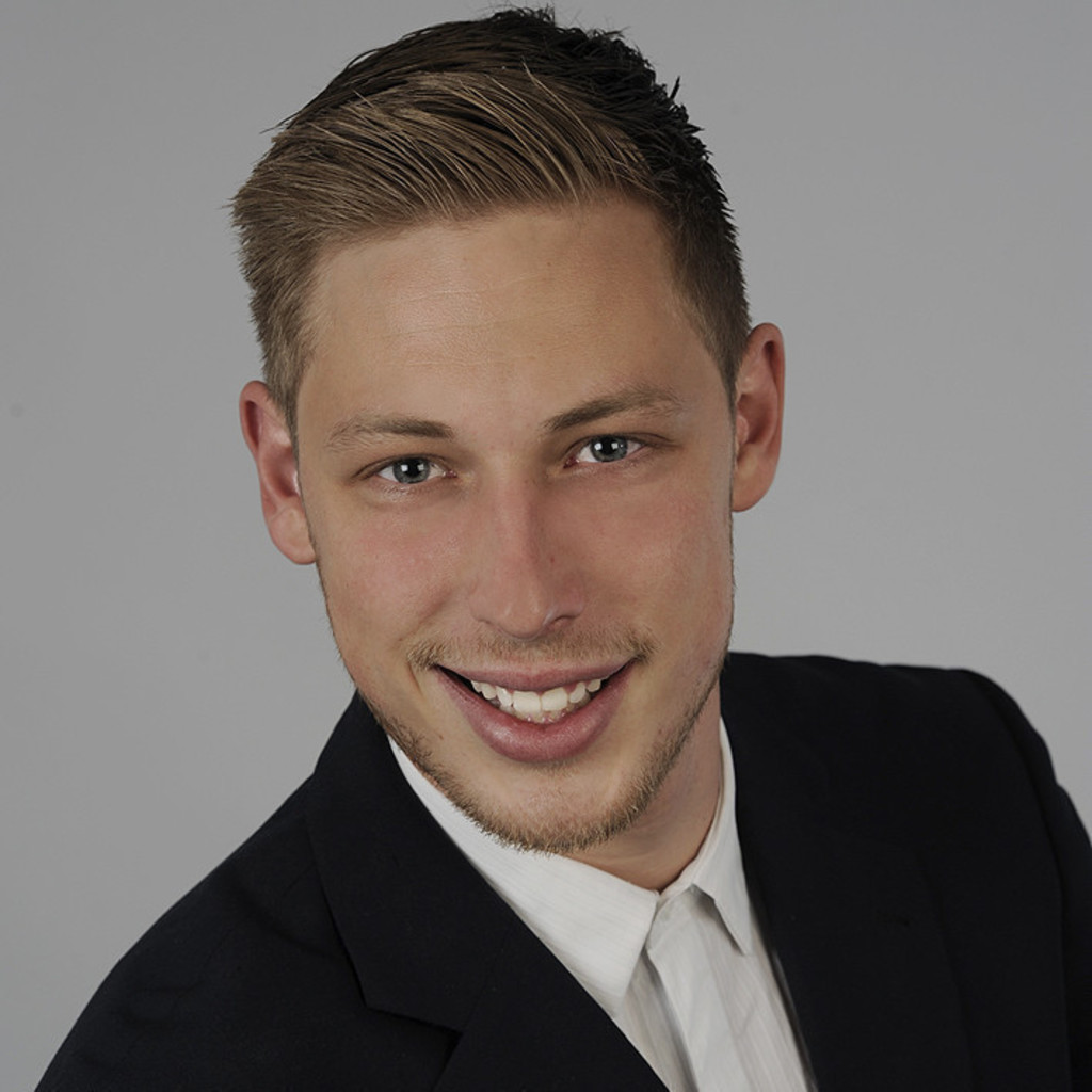 julian-fuchs-strategy-consultant-accenture-xing