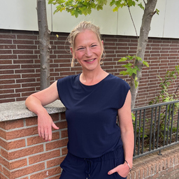 Dr. Vicky Henze
