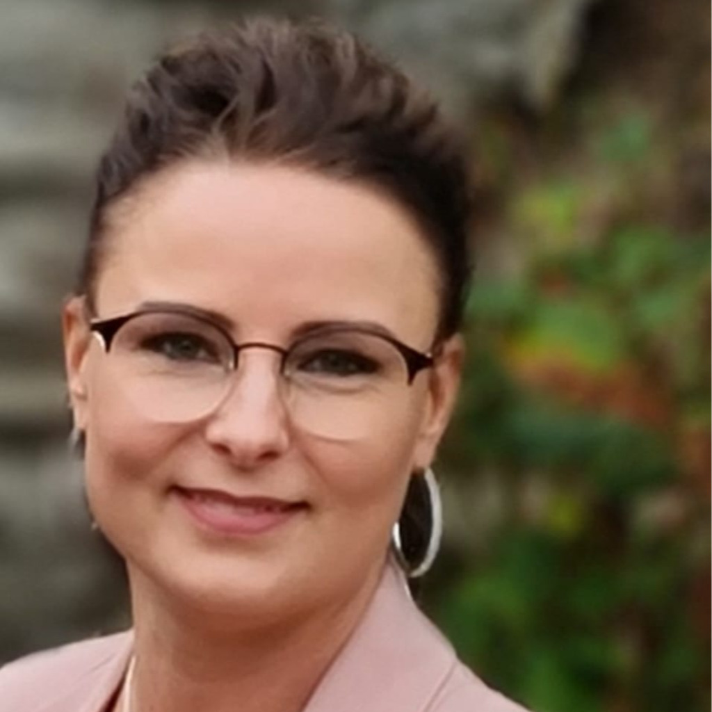 Janine Schmidt - Pflegedienstleiterin - Senior Care XING