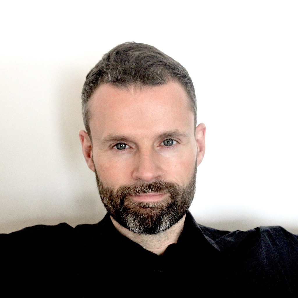 Thomas Harrar Verantwortlich für StickereiEntwicklung CECILE HENRI