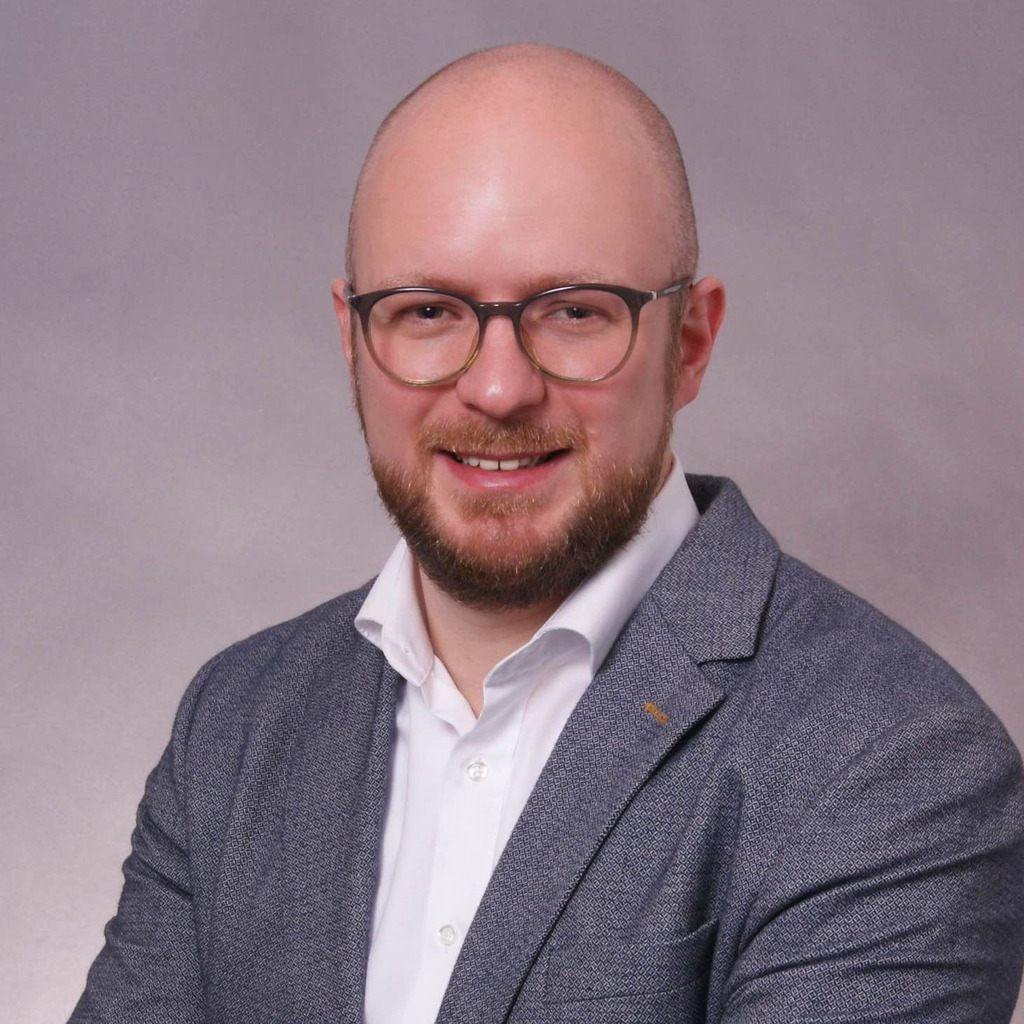 Maximilian Biegert Produktmanager Bus Overseas Daimler Trucks AG XING