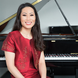 Ava Young Pianistin