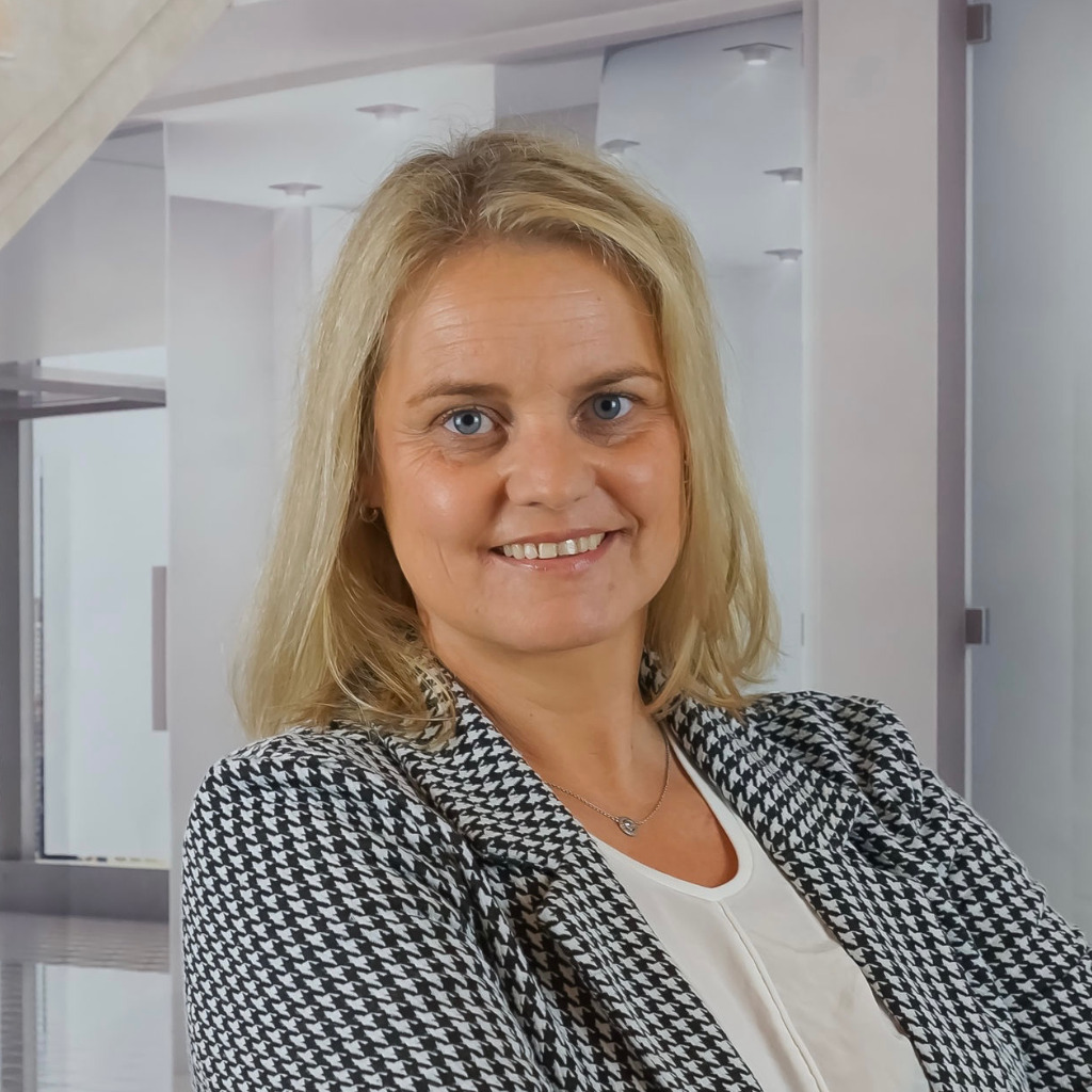 Christine Pelzl Gesamtserviceleiterin Autohaus Nau GmbH Christine Pelzl Gesamtserviceleiterin Autohaus Nau GmbH