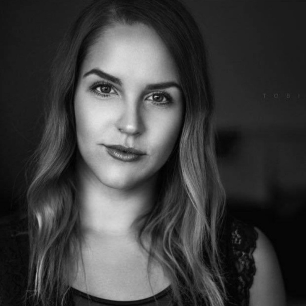 Jacqueline Hübner Empfangsmitarbeiterin Zahnarztpraxis XING