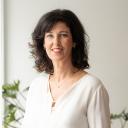 Dr. Claudia Edelmann