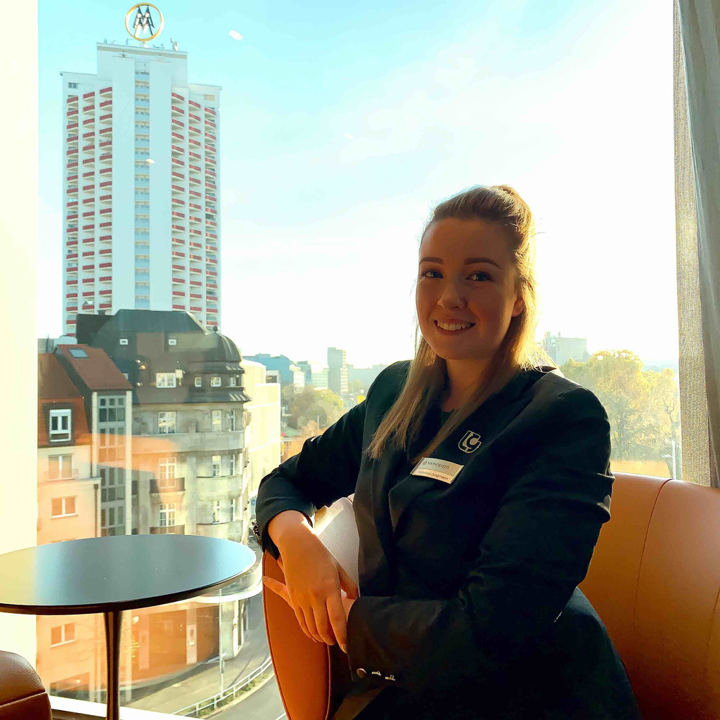 vanessa-jungmann-front-office-manager-h-hotels-xing