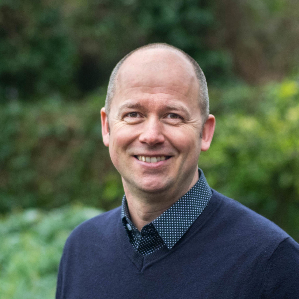 Jörn Lüthe Senior Industrial Designer UXMA GmbH & Co. KG XING