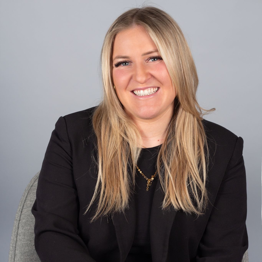 Justine Cafaro New Business Manager follow red GmbH XING