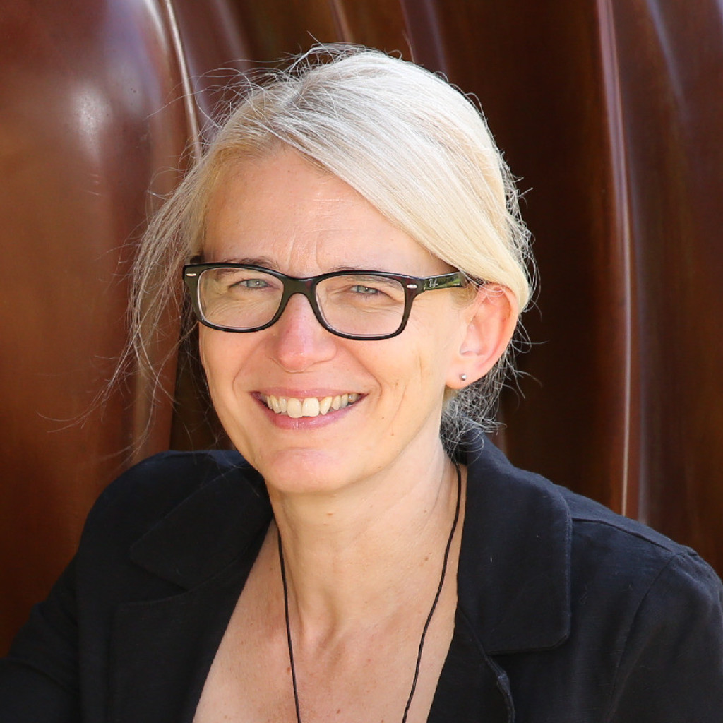 Mag. Elvira H. M. Wrosch Senior Art Director komm.passion GmbH XING