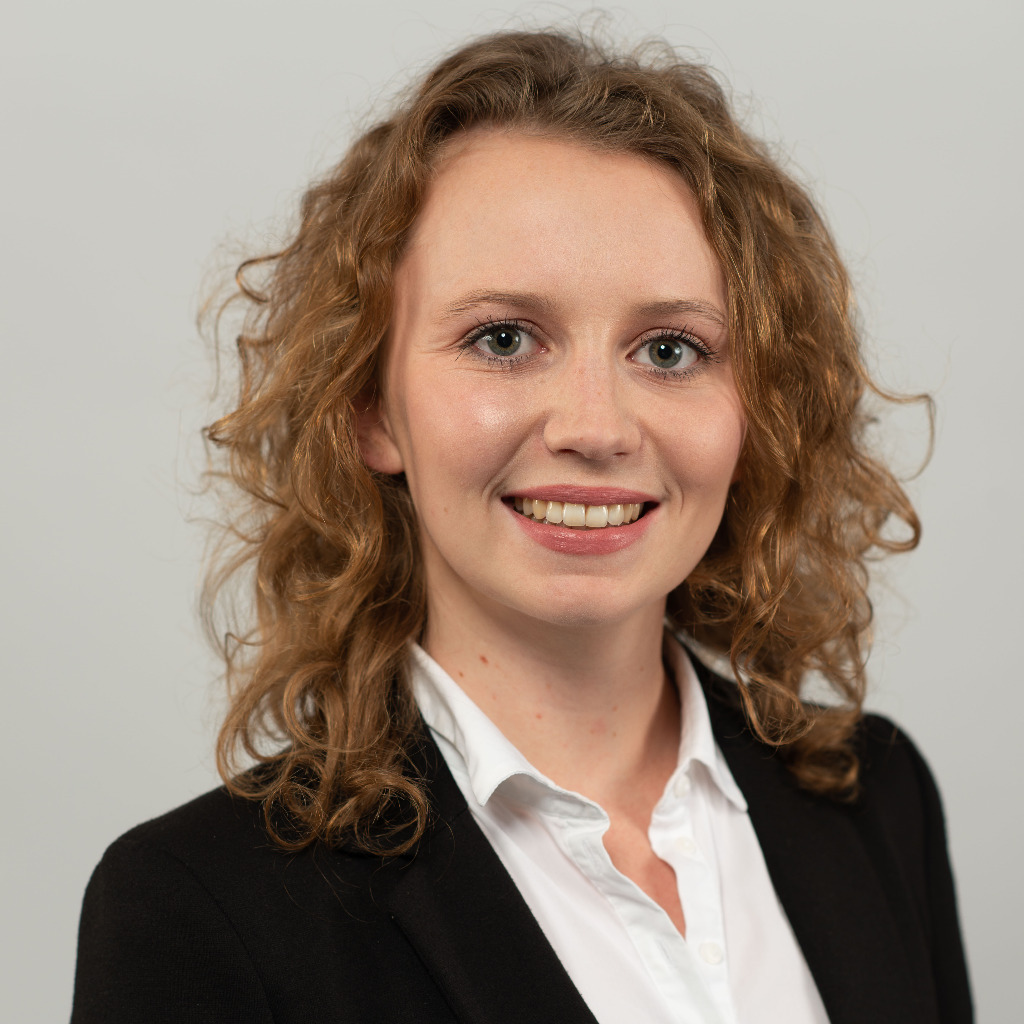 Paula Lang Praktikantin Konzerncontrolling BMW Group XING