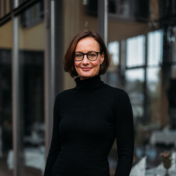 Dr. Julia Plüntsch