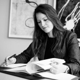 Dr. Julia Bruck
