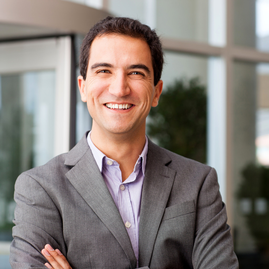 Консультант мужчина. Менеджер фото. Портрет человека. Mobile review. Американские мужчины.