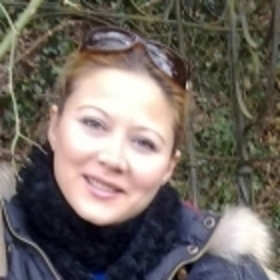 Melike taş Önde