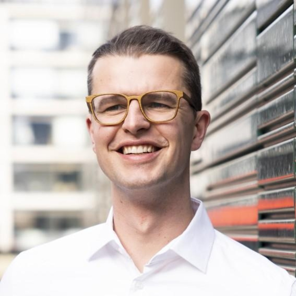 Dr. Peter Hollingsworth Technology Manager Miele & Cie. KG XING