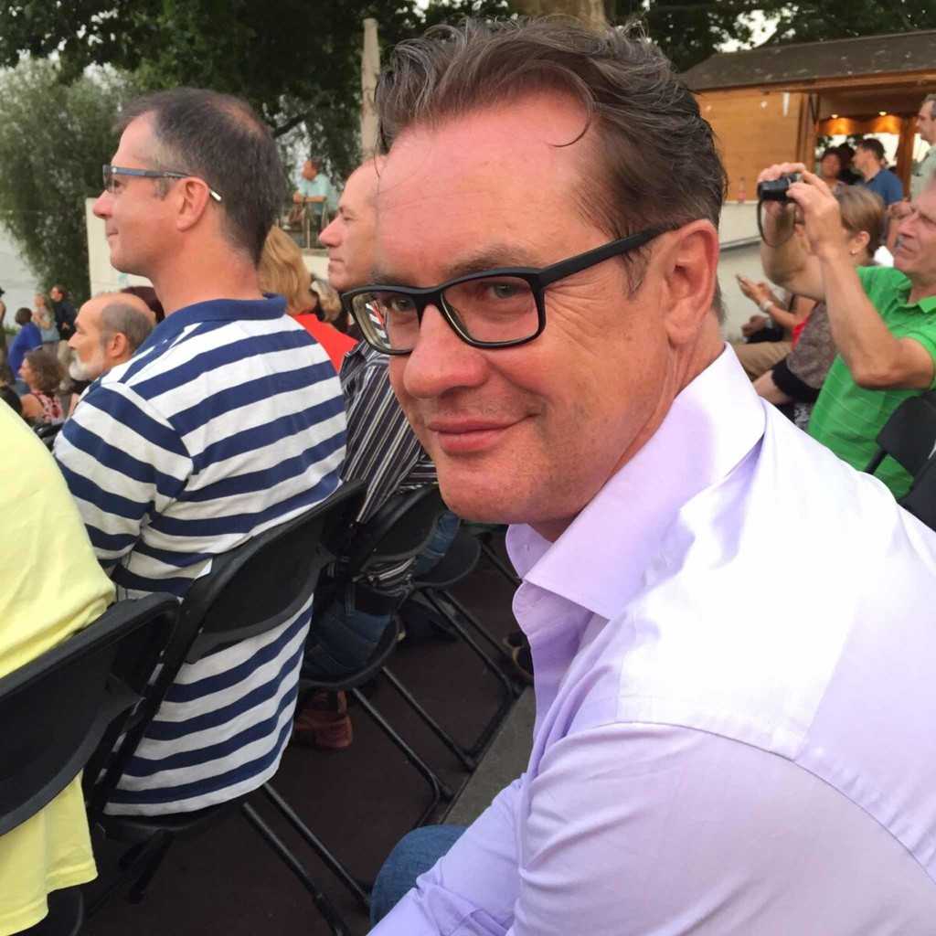 Carl Behrens Marketing Manager The Bradford Exchange Ltd. XING