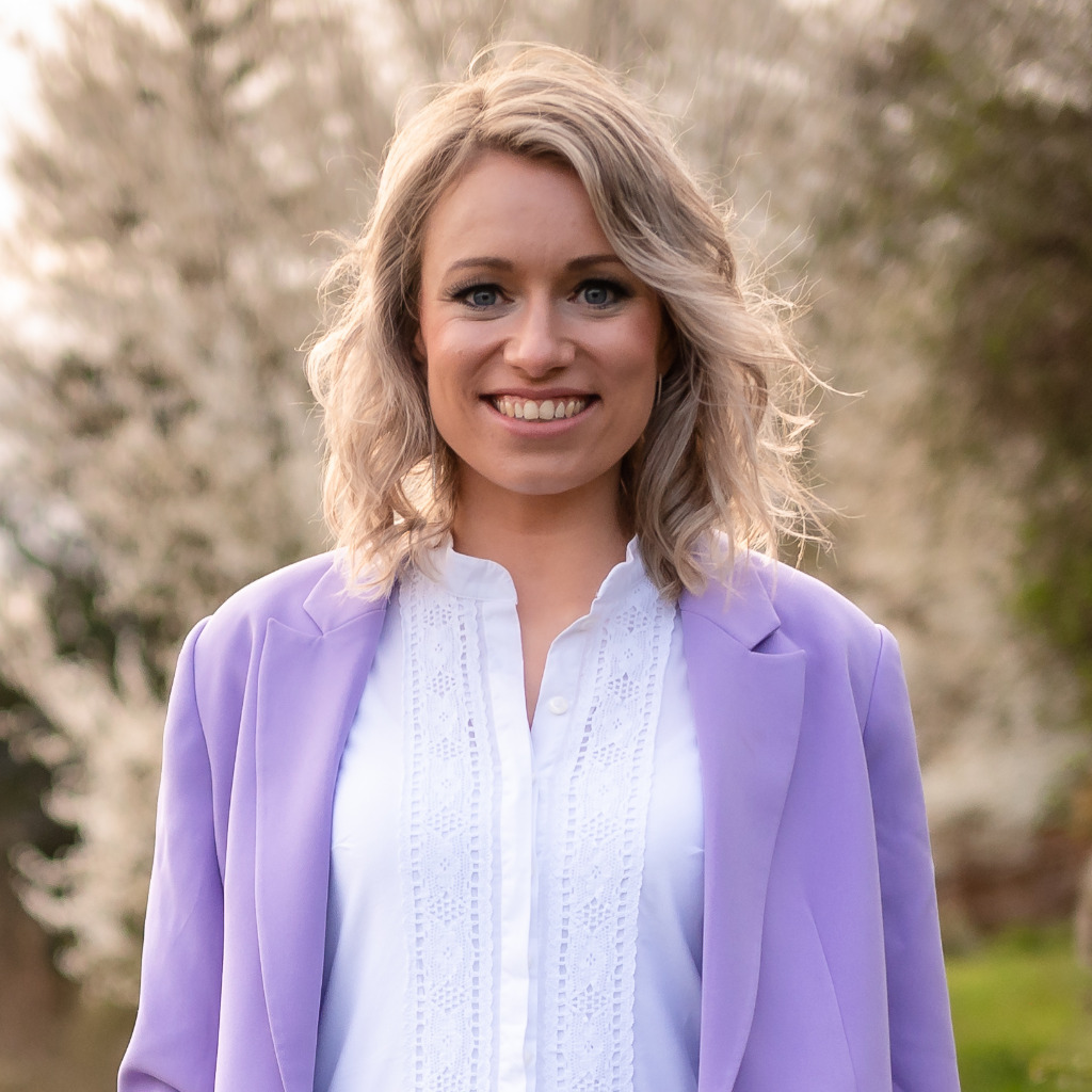 Isabel Kaus Freie Rednerin & Moderatorin ISI KAUS Traureden XING