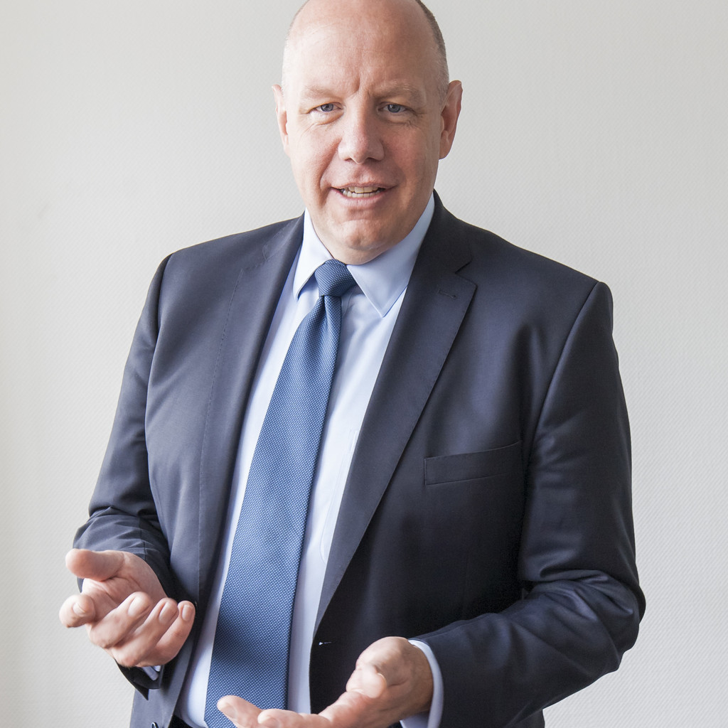 Dr. Erik Eschen Chief Executive Officer (CEO) Vacuumschmelze GmbH