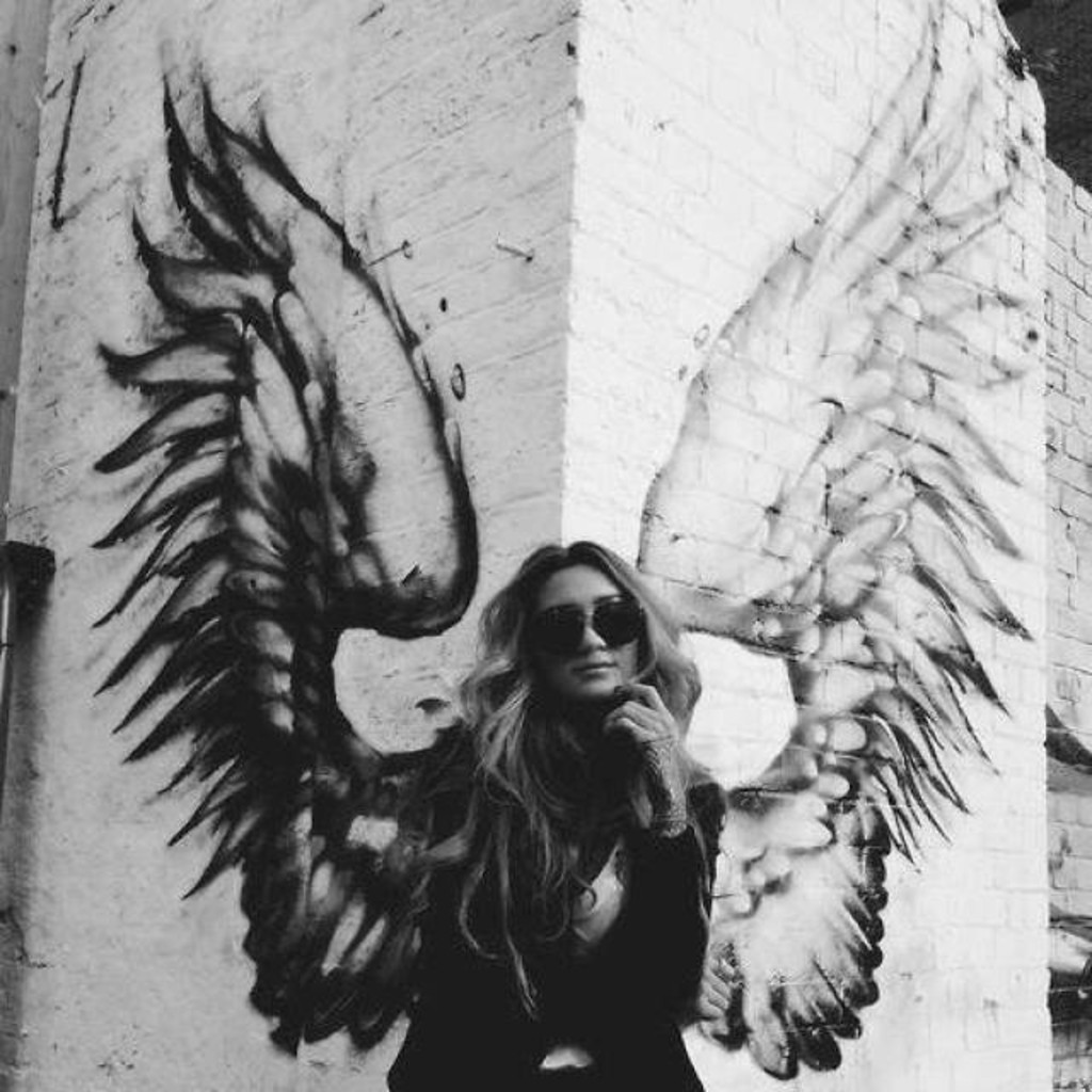 Граффити крылья