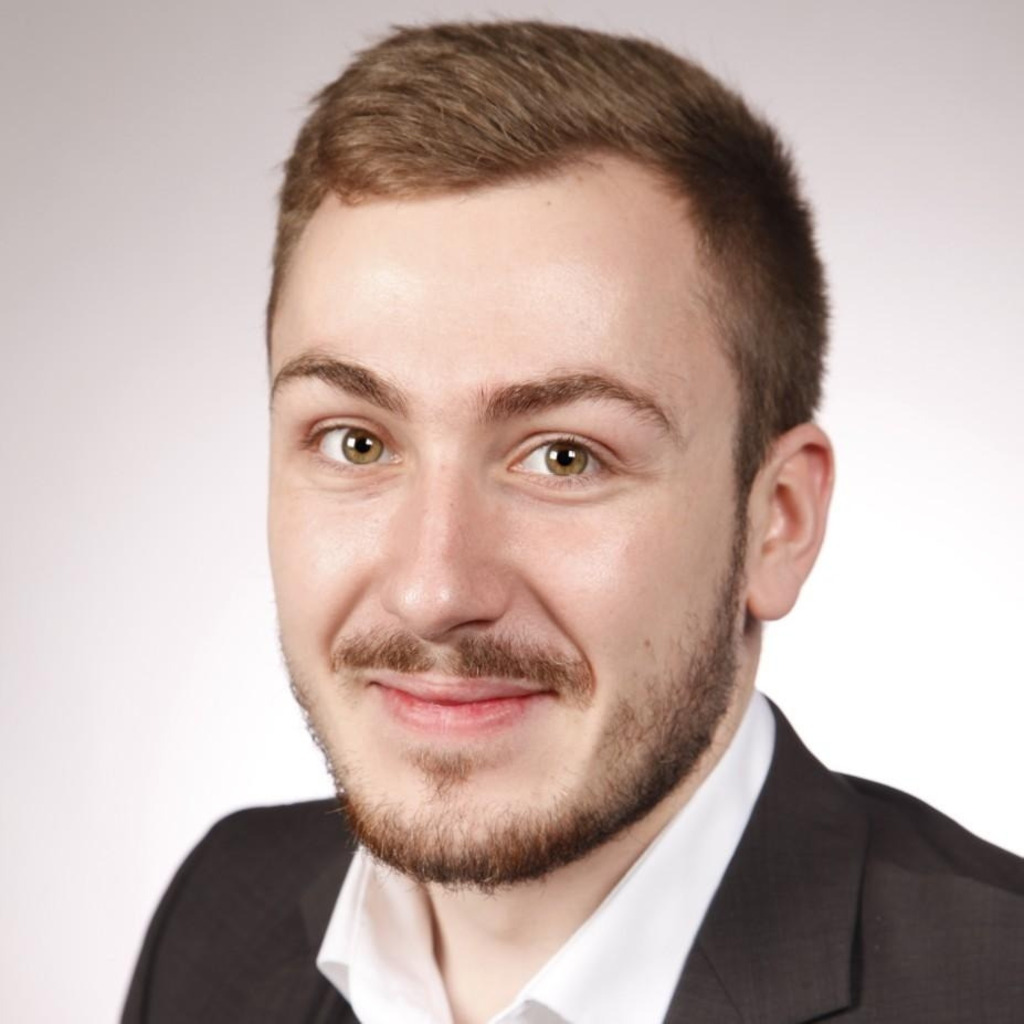 Eric Adler Kaufmann für Versicherungen und Finanzen Debeka XING