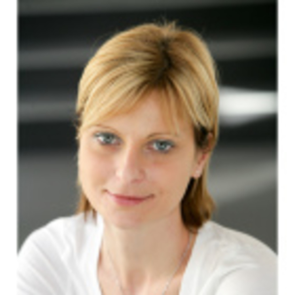 Erika Gönczi Mitgliederservice und Veranstaltungen Deutsch