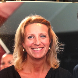 Evelyne HUM