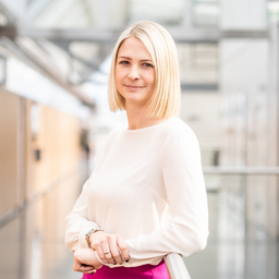 Dr. Julia Hautz