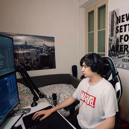 LARRY HUNCHO