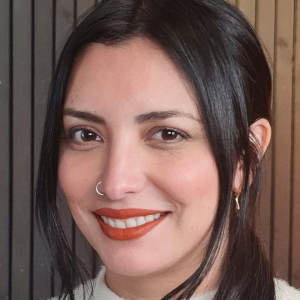 Alicia pinilla customer service quality analyst and communication